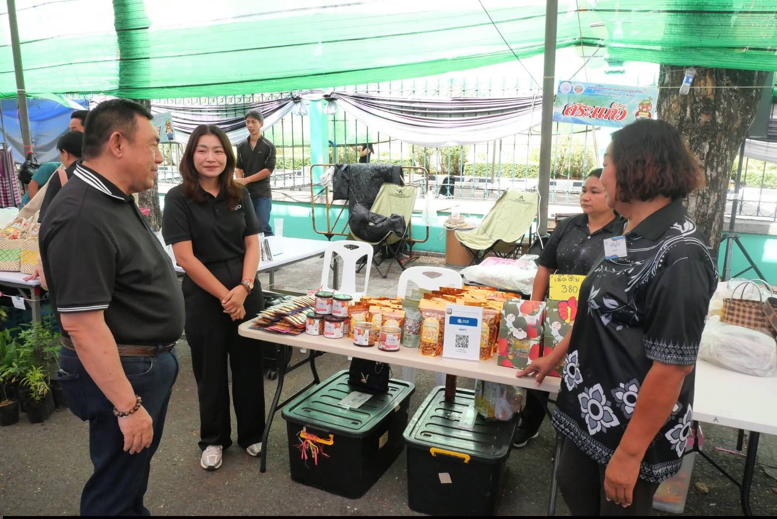 title - เลขาธิการ ส.ป.ก. เยี่ยมทักทายเกษตรกรและซื้อสินค้าในบรรยากาศวันสุดท้ายของการออกร้านขายสินค้า จากเขตปฏิรูปที่ดิน ส่งท้ายงานครบรอบ 51 ปี ส.ป.ก. ณ สำนักงานการปฏิรูปที่ดินเพื่อเกษตรกรรม